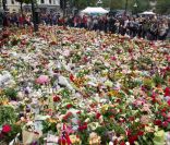 Vendredi 22 juillet 2011, Oslo était frappée par un attentat à la bombe tuant plus d'une dizaine de personnes. Deux heures plus tard, l'île d'Utoya connaissait un terrifiant massacre à l'arme à feu, Anders Behring Breivik massacrant plus de 80 personnes.