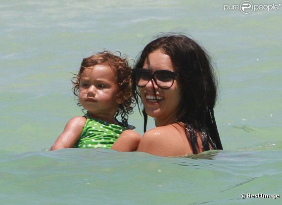 Adriana Lima et sa fille Valentina lors d'un séjour détente à Miami. Le 25 juillet 2011