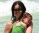 Adriana Lima et sa fille Valentina lors d'un séjour détente à Miami. Le 25 juillet 2011