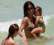 Adriana Lima et sa fille Valentina lors d'un séjour détente à Miami. Le 25 juillet 2011