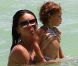 Adriana Lima et sa fille Valentina se baignent ensemble en Floride le 25 juillet 2011