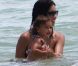 Adriana Lima et son adorable pourpée Valentina se baignent ensemble en Floride le 25 juillet 2011