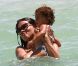 Adriana Lima et sa fille Valentina se baignent ensemble en Floride le 25 juillet 2011
