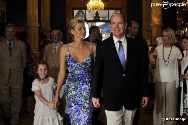 Le prince Albert et la princesse Charlene de Monaco consacraient jeudi 21 juillet leur première sortie officielle, au lendemain de leur retour de lune de miel, à l'exposition L'Histoire du mariage princier prolongeant la magie de leur noce.
