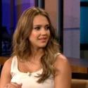 Jessica Alba : Très enceinte, elle assure en promo et parle bébé...