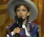 Justin Timberlake n'a que 11 ans quand il participe en tant que challenger à l'émission Star Search. Face à lui, la redoutable et divine Anna Nardona... 