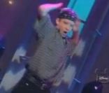 Justin Timberlake en plein duo avec Britney Spears. Il inteprète I'll Take You There en bandana et chemise XXL rentrée dans le pantalon. Les années 90... 