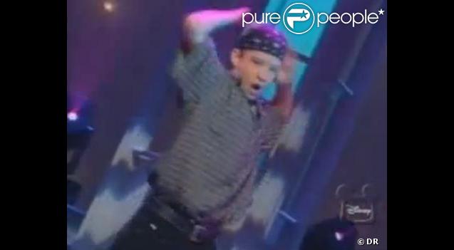 Justin Timberlake en plein duo avec Britney Spears. Il inteprète I'll Take You There en bandana et chemise XXL rentrée dans le pantalon. Les années 90...