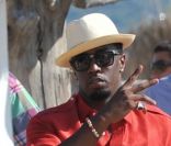 P. Diddy est en vacances à Saint-Tropez. Après une prestation décevante au Gotha Club le 29 juillet 2011, il a profité de la plage. 