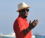 P. Diddy est en vacances à Saint-Tropez. Après s'être produit au Gotha Club le 29 juillet 2011, il pose devant la Méditerranée le lendemain. 