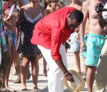 P. Diddy fait le roi sur une plage de Saint-Tropez le 30 juillet 2011. La veille, il livrait un concert plutôt décevant au Gotha Club.