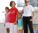 Le 2 août 2011, l'infante Cristina d'Espagne (qui fait taire sa petite Irene ?) embarquait lors de la Copa del Rey à bord de l'Aifos, bateau représentant sa mère la reine Sofia. 