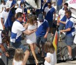  Qui a eu droit à une visite privilégiée de l'Hispano ? Letizia d'Espagne ! 
 Absente la veille, la princesse Letizia d'Espagne était bien avec les royaux espagnols à Majorque le 2 août 2011, pour encourager comme il se doit, avec ses filles Leonor et Sofia, son mari et leur papa le prince Felip, compétiteur engagé dans la 30e Copa del Rey à bord de l'Hispano. 
