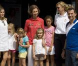  Sacré équipage royal : Letizia et Felipe avec leurs filles Leonor et Sofia, la reine Sofia, l'infante Cristina et sa fille Irene (T-shirt turquoise) ainsi que l'infante Victoria, fille de l'infante Elena, le 2 août 2011 à Majorque. 
 Absente la veille, la princesse Letizia d'Espagne était bien avec les royaux espagnols à Majorque le 2 août 2011, pour encourager comme il se doit, avec ses filles Leonor et Sofia, son mari et leur papa le prince Felip, compétiteur engagé dans la 30e Copa del Rey à bord de l'Hispano. 