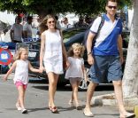  Letizia et Felipe d'Espagne arrivent, avec leurs filles Leonor et Sofia, au Club Nautique royal de Majorque lors de la Copa del Rey, le 2 août 2011. 
 Absente la veille, la princesse Letizia d'Espagne était bien avec les royaux espagnols à Majorque le 2 août 2011, pour encourager comme il se doit, avec ses filles Leonor et Sofia, son mari et leur papa le prince Felip, compétiteur engagé dans la 30e Copa del Rey à bord de l'Hispano. 