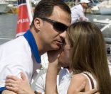  Le baiser intense de la belle Letizia et du marin de son coeur, le prince Felipe... 
 Absente la veille, la princesse Letizia d'Espagne était bien avec les royaux espagnols à Majorque le 2 août 2011, pour encourager comme il se doit, avec ses filles Leonor et Sofia, son mari et leur papa le prince Felip, compétiteur engagé dans la 30e Copa del Rey à bord de l'Hispano. 