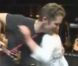 Matthew Morrison et Lauren, l'une de ses fans, lors de leur incroyable rencontre ! Le chanteur l'a invitée à assister aux répétitions de son concert.