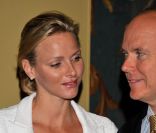 Le prince Albert et Charlene Wittstock lors de la découverte de l'exposition Fastes et Grandeur des Cours en Europe. Le 3 août 2011, à Monaco 