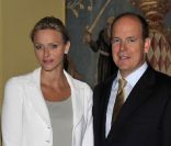 Le prince Albert et Charlene Wittstock découvrent l'exposition Fastes et Grandeur des Cours en Europe. Le 3 août 2011, à Monaco 