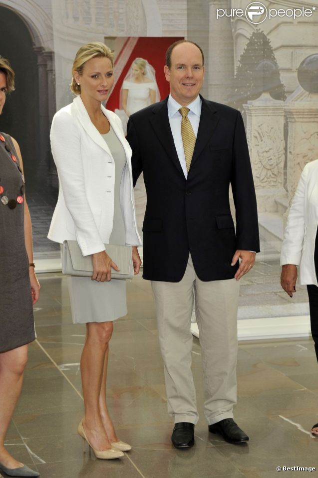 Le prince Albert et Charlene Wittstock visitent l'exposition Fastes et Grandeur des Cours en Europe. Le 3 août 2011, à Monaco 