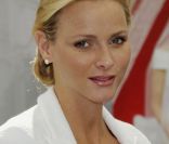 Charlene Wittstock admire l'exposition Fastes et Grandeur des Cours en Europe. Le 3 août 2011, à Monaco 