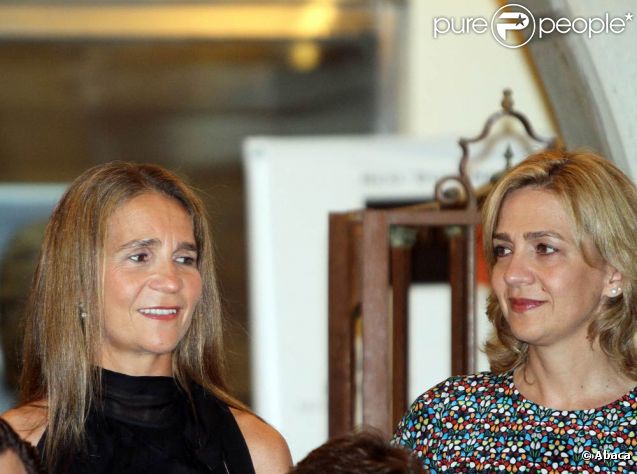 Elena, chic et sobre, et Cristina d'Espagne, très vive, au club nautique de Majorque. Le 4 août 2011