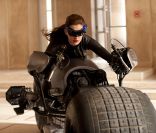  
 Anne Hathaway est Selina Kyle/Catwoman dans  The Dark Knigth Rises , 2011. 
  