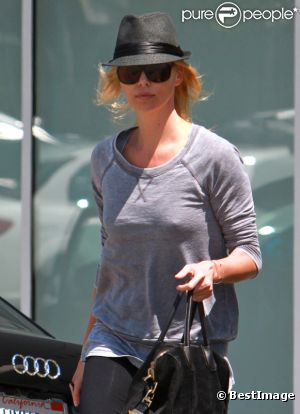 Charlize Theron, seule à Los Angeles le 6 août 2011, veille de son anniversaire.