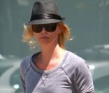Charlize Theron, seule à Los Angeles le 6 août 2011, veille de son anniversaire.