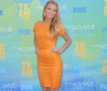 Blake Lively parfaite en robe Gucci, perchée sur ses talons Louboutin. Le 7 août 2011 aux Teen Choice Awards<br />
