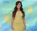 En BCBG Max Azria, Demi Lovato réalise un fashion faux-pas. Manque de bol, elle n'a pas non plus choisi la bonne couleur de chaussures Louboutin. Le ton sur ton demi, c'est so 2008 