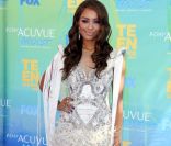 Kat Graham dans un look improbable pour assister aux Teen Choice Awards 