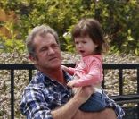 Mel Gibson : un vrai papa poule avec sa petite Lucia à Malibu alors qu\'il rejoint son fils Thomas le 17 juin 2011