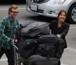 Simon Baker et toute sa famille à l'aéroport de Los Angeles, le 24 juillet 2011.
