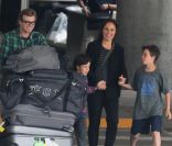Simon Baker et toute sa famille à l'aéroport de Los Angeles, le 24 juillet 2011.