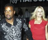 Alfonso Ribeiro et une charmante inconnue à la sortie d'un restaurant japonais de Los Angeles, le 8 août 2011.