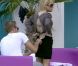 Geof s'occupe d'habiller Sabrina dans Secret Story 5
