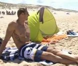 Alain Bernard en vacances : même pas peur des menaçantes ''méduses'' !