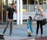 Alexander Skarsgard et Joanna Vanderham sur le tournage de What Maisie Knew, à New York le 12 août 2011 