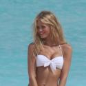 Erin Heatherton : Le top joue les sirènes, au travail sur une plage paradisiaque