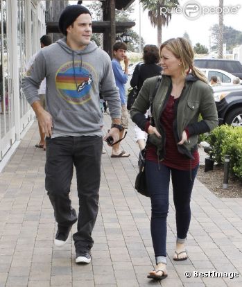 Hilary Duff, enceinte, et son mari, Mike Comrie s'offrent une séance shopping en amoureux à Malibu, le 14 août 2011 