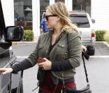 Hilary Duff, enceinte, et son mari, Mike Comrie s'offrent une séance shopping en amoureux à Malibu, le 14 août 2011 
