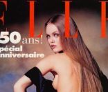 La jeune Vanessa Paradis réalise deux couvertures différentes pour le cinquantième anniversaire du magazine Elle. 20 novembre 1995.<br />
