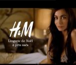 Emmanuelle Béart héroïne d'un spot H&M utilisant la chanson Le plus beau du quartier, de Carla Bruni. 2006