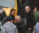 Brad Pitt discute avec le réalisateur Marc Forster sur le tournage de World War Z à Glasgow en Ecosse le 17 août 2011