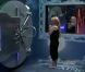 Sabrina entre dans la salle des coffres dans Secret Story 5