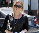 Hilary Duff, enceinte, se promène dans les rues de Los Angeles le 24 août 2011