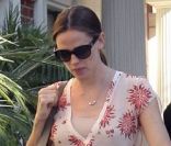 Jennifer Garner sort de chez le médecin après une visite de contrôle à Los Angeles, le 25 août 2011