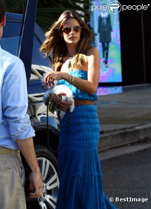 Alessandra Ambrosio dans les rues de Los Angeles avec une tenue des plus estivales le 25 août 2011