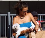 Alessandra Ambrosio dans les rues de Los Angeles avec une tenue des plus estivales le 25 août 2011